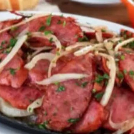 Calabresa Acebolada na Chapa