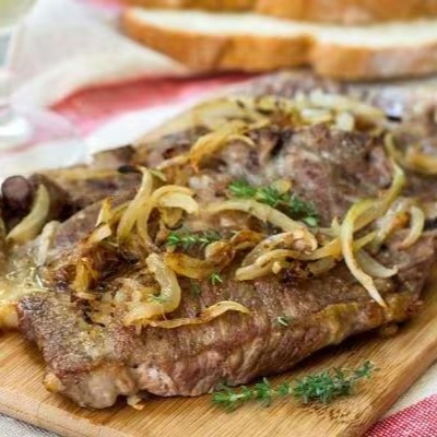 Bife Acebolado na Chapa com Fritas