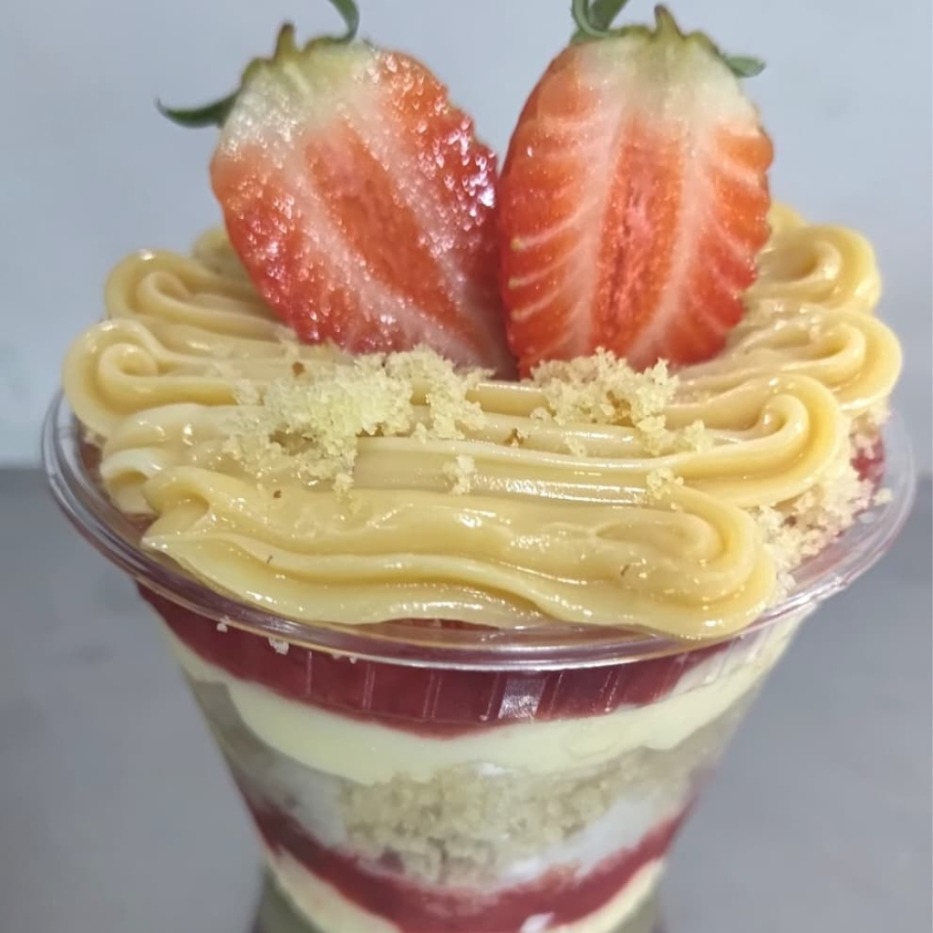 Bolo no pote ninho com morango